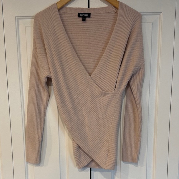 Express Sweaters - Express Women's V-Neck Sweater in Soft Beige Size Small